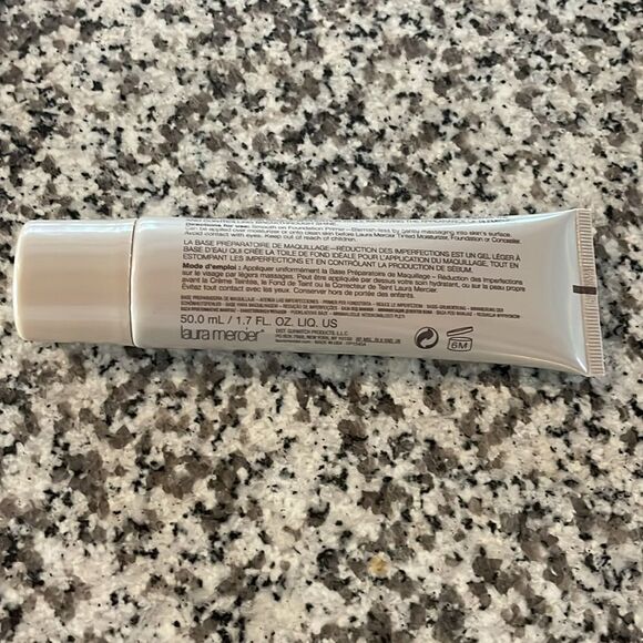 Laura Mercier Foundation Primer - Blemish-less, Cream Partial - Picture 2 of 6